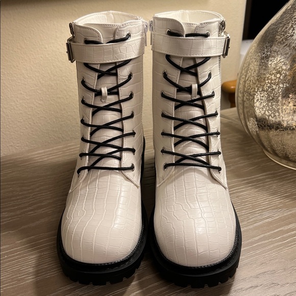 Catherine Malandrino Runner Croc Embossed White Combat Boots. - Picture 3 of 9